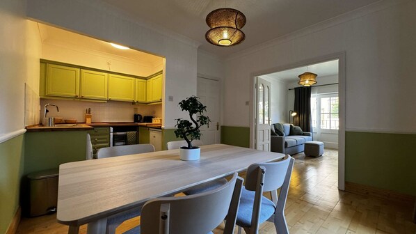 Dining - Modern, bright apartment near Grand Canal Dock (Dublin 2)