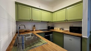 Fridge, microwave, oven, stovetop - Modern, bright apartment near Grand Canal Dock (Dublin 2)