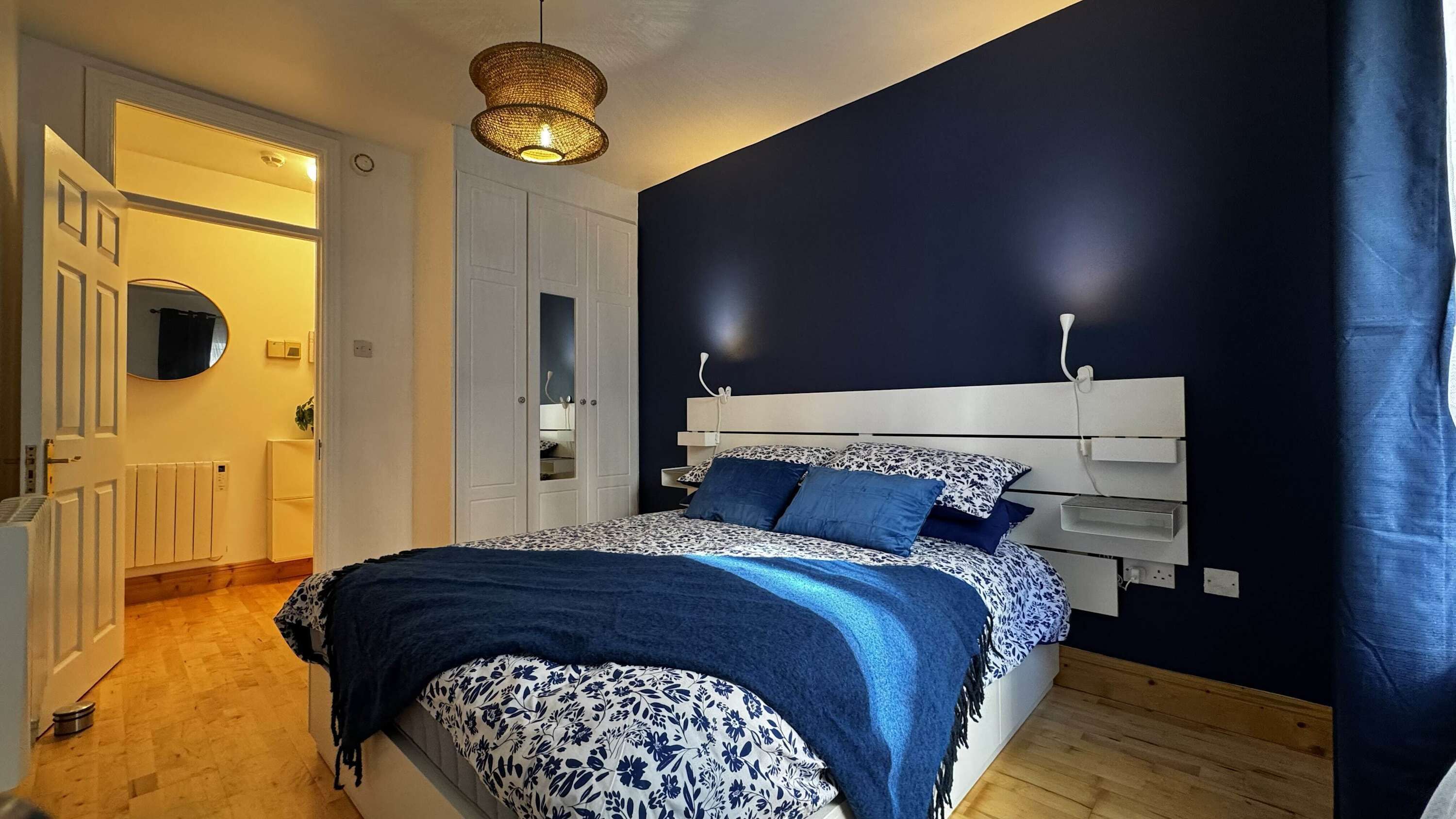 1 slaapkamer, een strijkplank/strijkijzer, internet, beddengoed