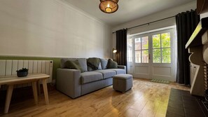 TV - Modern, bright apartment near Grand Canal Dock (Dublin 2)