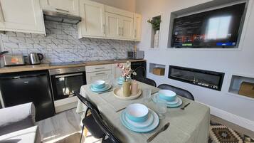 Coffee/tea maker, fridge, microwave, oven