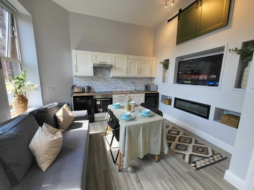 Top Location - Newly Refurbed 2BD, Sleeps 6 W/Loft
