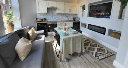 Top Location - Newly Refurbed 2BD, Sleeps 6 W/Loft