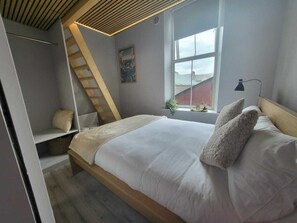 2 bedrooms, internet, bed sheets