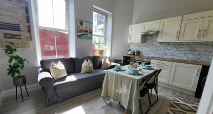 Top Location - Newly Refurbed 2BD, Sleeps 6 W/Loft