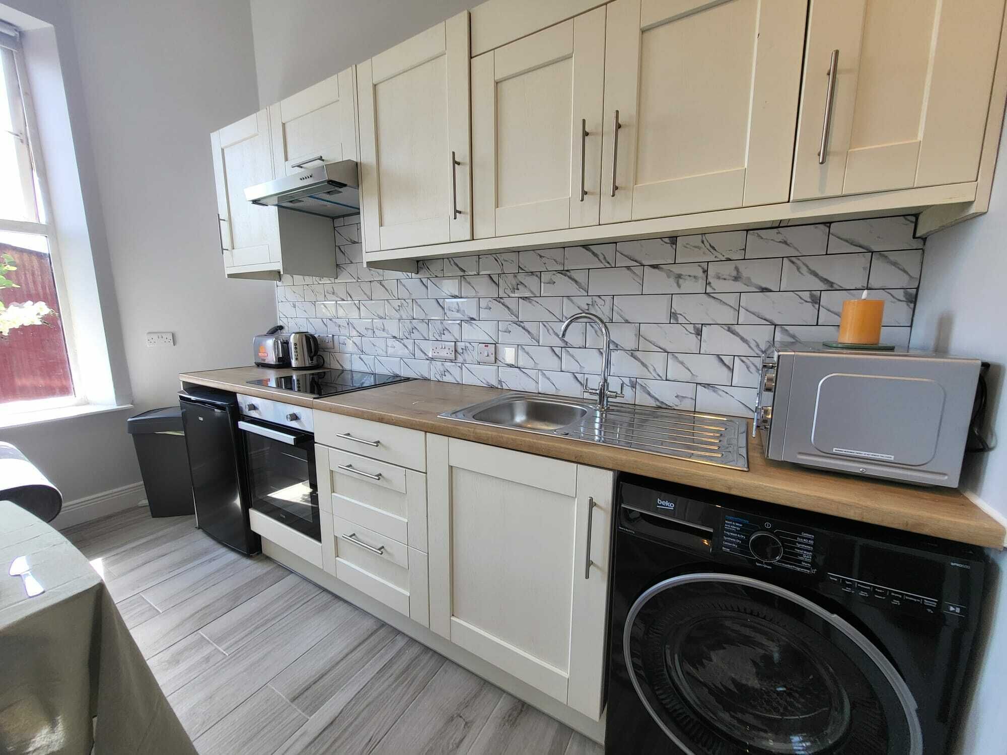 Coffee/tea maker, fridge, microwave, oven
