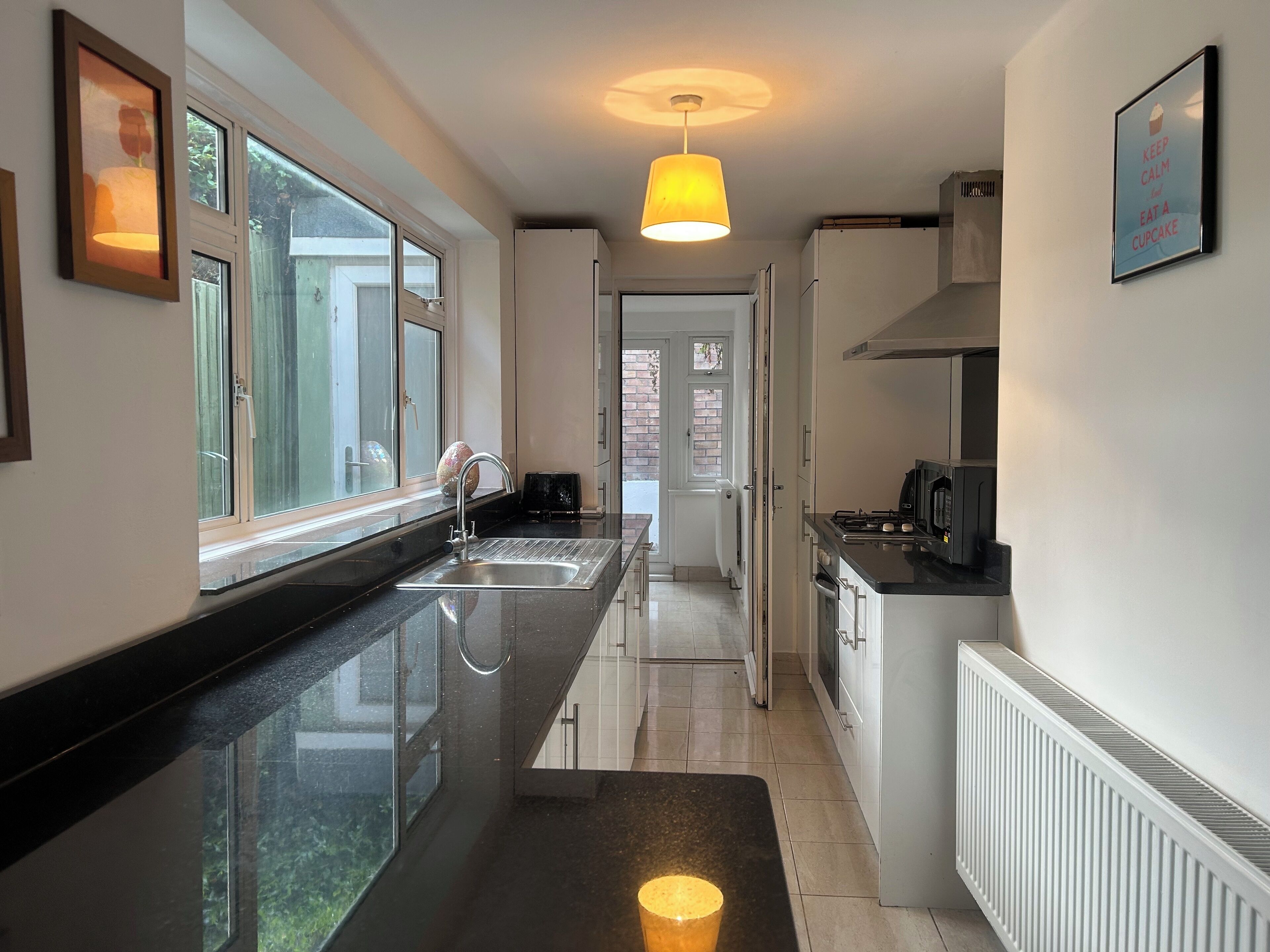 Kylskåp, mikrovågsugn, ugn och spishäll