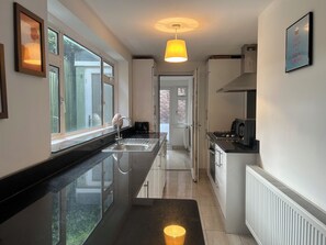 Réfrigérateur, four à micro-ondes, un four, surface de cuisson