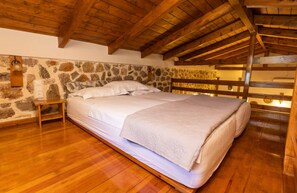 3 habitaciones, tabla de planchar con plancha, wifi y ropa de cama 