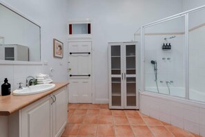 Shower, hair dryer, towels