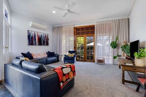 Una televisión, libros