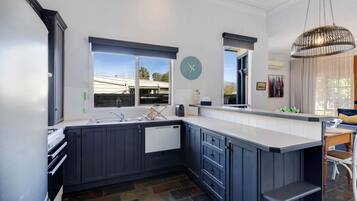 Een koelkast, een microgolfoven, een oven, een kookplaat