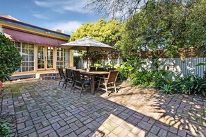 Outdoor dining - 4-Bedroom Bliss On McCrae, Central Bendigo (Bendigo)