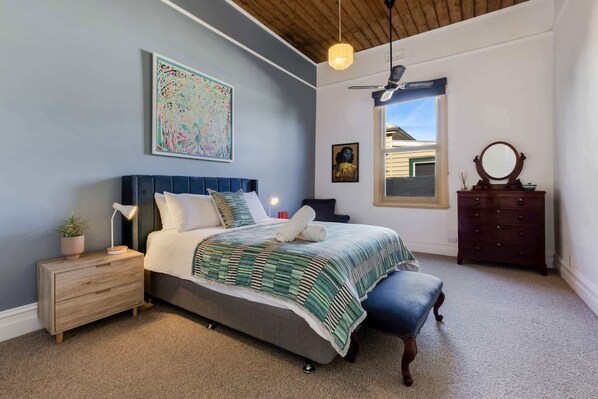 4 bedrooms, iron/ironing board, WiFi, bed sheets