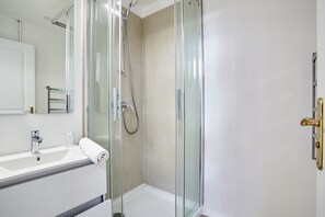 Shower, hair dryer - Sublime appartement Champs Elysées (Paris)