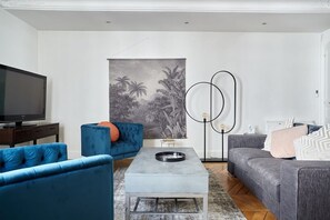 TV, offices - Sublime appartement Champs Elysées (Paris)