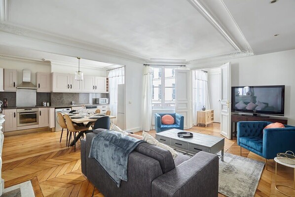 TV, offices - Sublime appartement Champs Elysées (Paris)