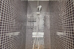 Secador de pelo, toallas y champú