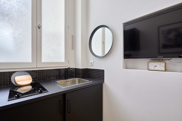Fridge, microwave, coffee/tea maker, electric kettle - Modern Studio-Faubourg Saint-Honore (Paris)
