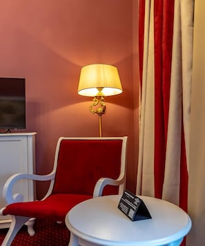 Escritorio, espacio para trabajar con laptop y wifi gratis