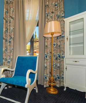 Escritorio, espacio para trabajar con laptop y wifi gratis 