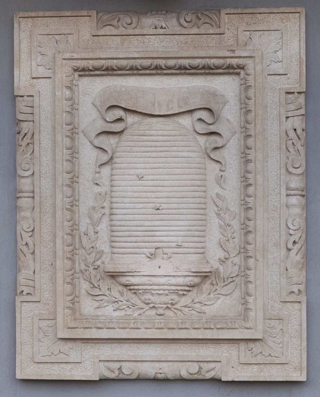 Une sculpture détaillée dans la pierre, ornée de motifs complexes et comportant un panneau rectangulaire central.