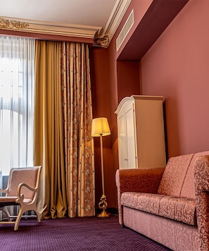 King Size Deluxe Double Room | Desk, laptop workspace, free WiFi