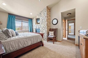 5 bedrooms, desk, iron/ironing board, travel cot