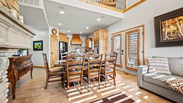 Fernseher, Kamin, Stereoanlage, Arbeitsbereiche