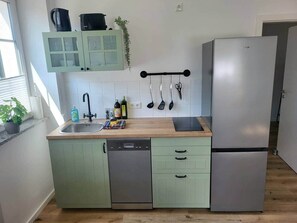 Kühlschrank, Mikrowelle, Herdplatte, Geschirrspüler