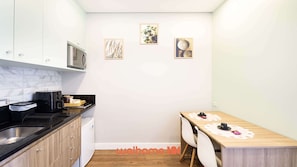 Microwave, dishwasher, coffee/tea maker, cookware/dishes/utensils - Studio em Cotia com piscina e lazer completo (Cotia)