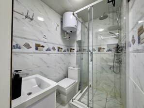 Hair dryer, towels, soap, shampoo - Minar Luxury 2BR Apartment (Buxoro)