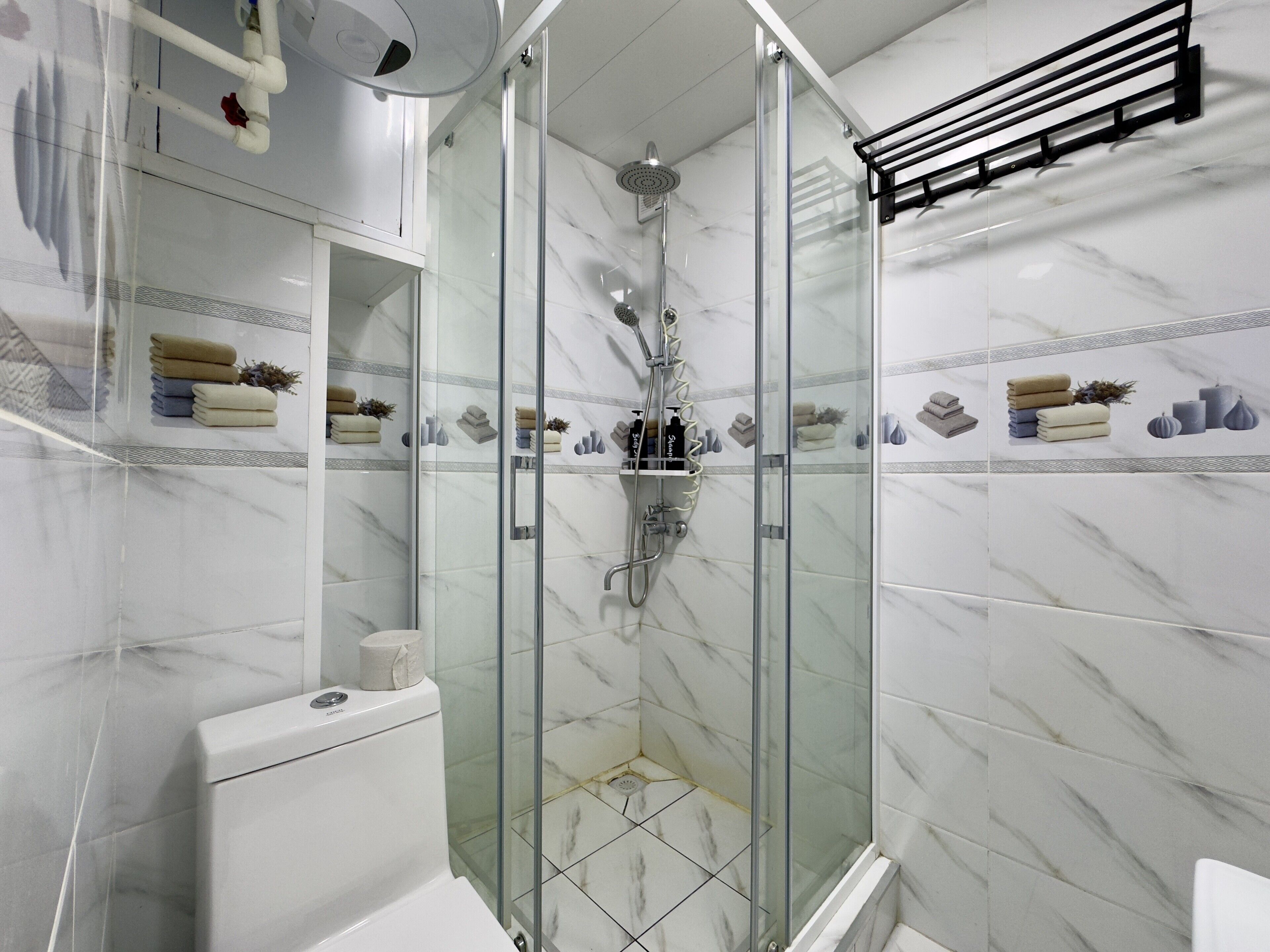 Secadora de cabello, toallas, jabón, shampoo 