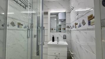 Asciugacapelli, asciugamani, sapone, shampoo