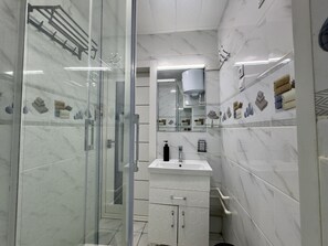 Hiustenkuivaaja, pyyhkeet, saippua, sampoo