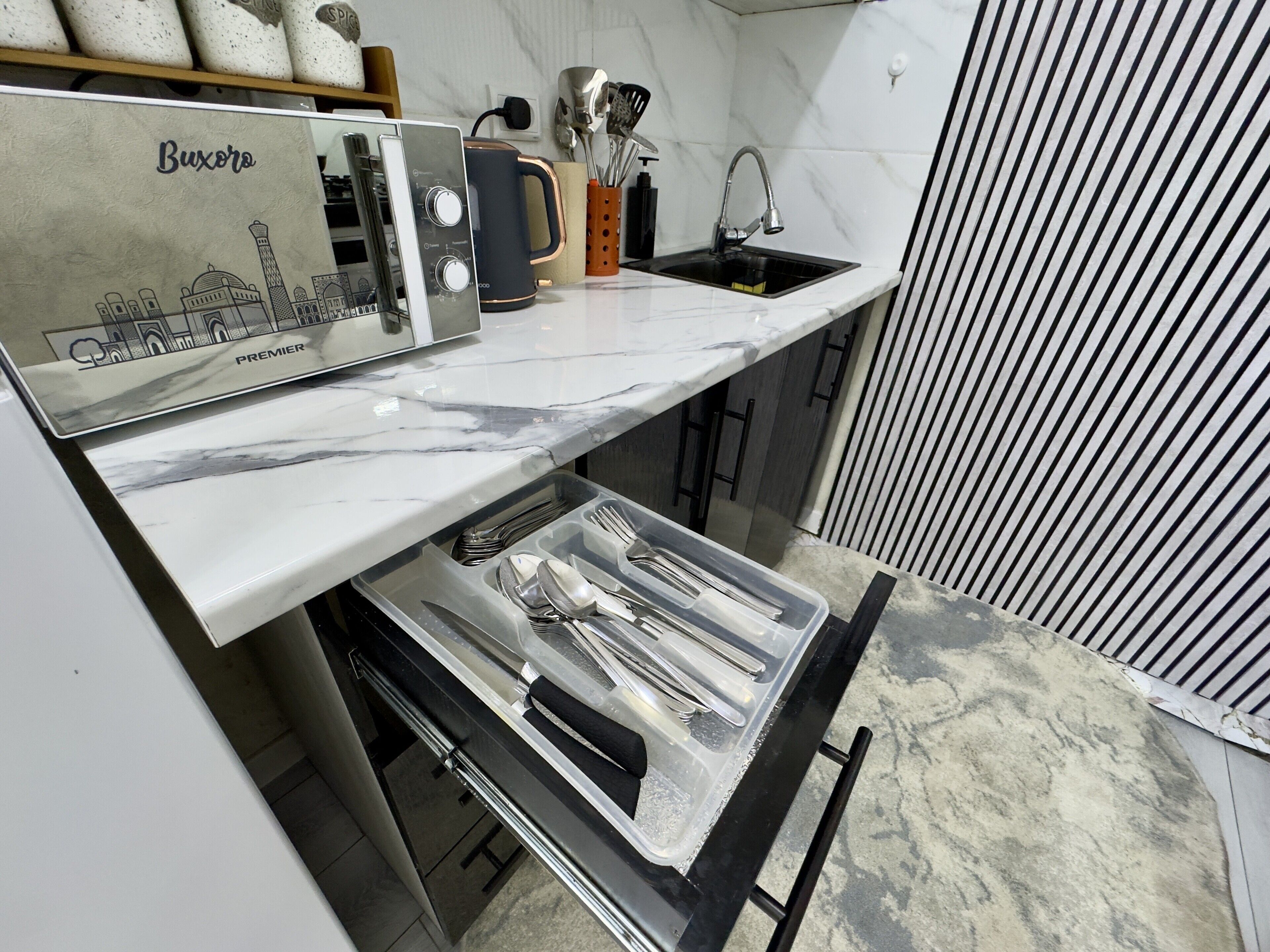 Frigorifero, microonde, forno, piano cottura