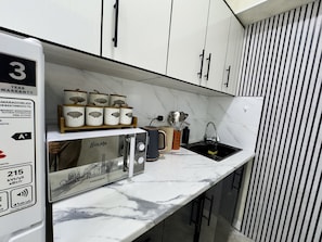 Fridge, microwave, oven, stovetop - Minar Luxury 2BR Apartment (Buxoro)