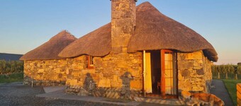 Thatched Cottage near beach, Luxury Rooms, Fully kitted kitchen, drying room,