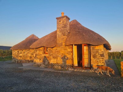 Thatched Cottage near beach, Luxury Rooms, Fully kitted kitchen, drying room,
