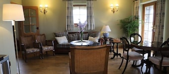 Thatched Cottage near beach, Luxury Rooms, Fully kitted kitchen, drying room,
