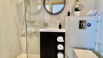 Douche, sĂšche-cheveux, serviettes fournies, savon