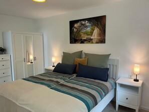 1 soverom, safe på rommet, strykejern/-brett og reiseseng for barn