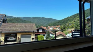 Asuinalue, jossa on taloja, autotalli ja taustalla vuoristo.