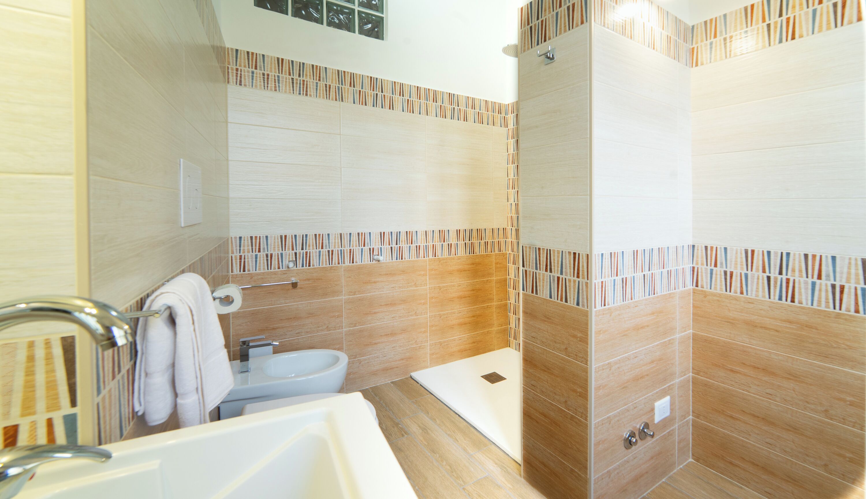 Dusche, Haartrockner, Bidet, Handtücher