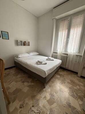 Studio, 1 lit double | Fer et planche Ă repasser, accĂšs au Wi-Fi (inclus), literie fournie