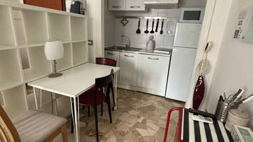 Studio, 1 Double Bed | Private kitchen | Electric kettle