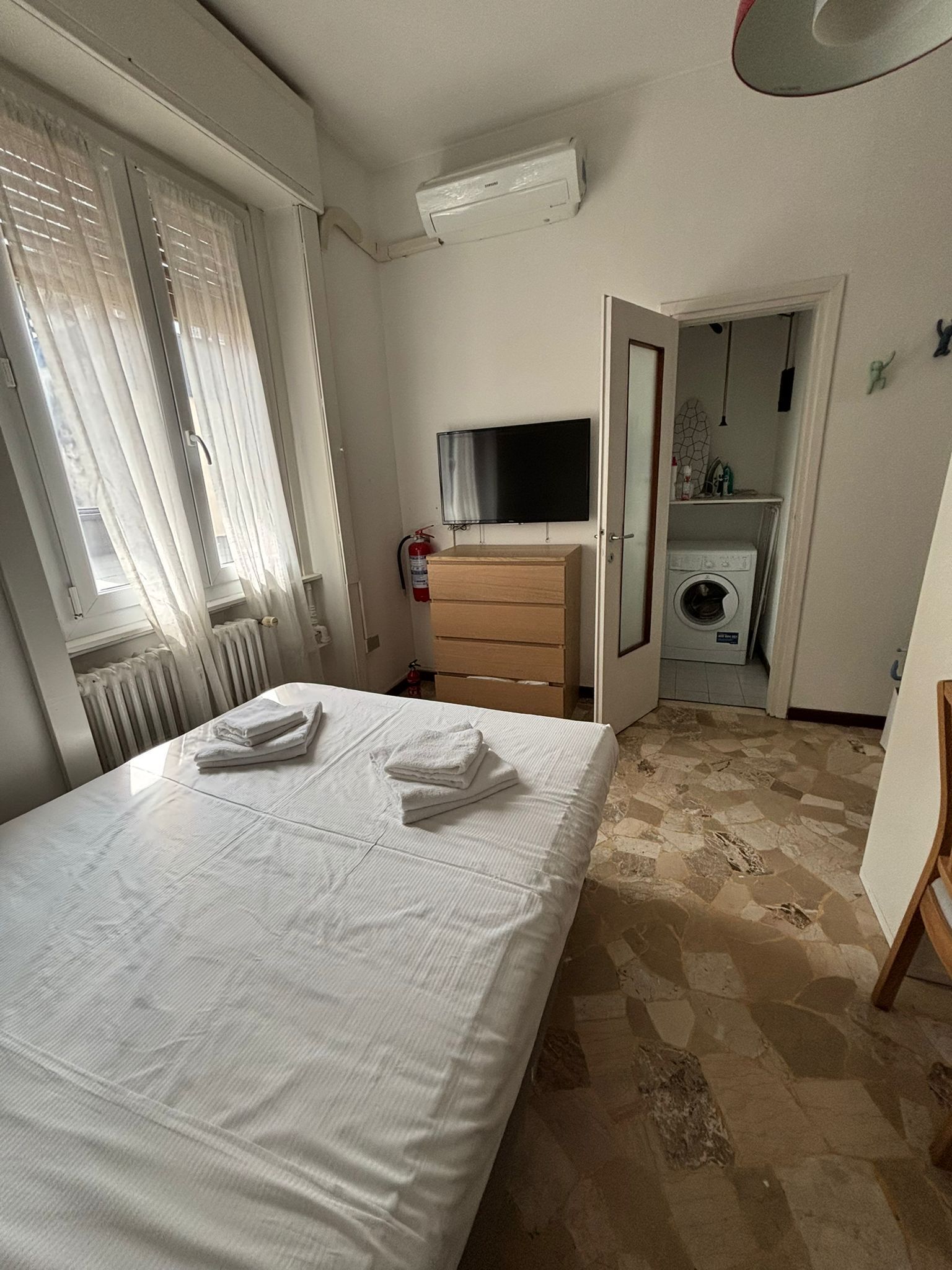 Tabla de planchar con plancha, wifi gratis y ropa de cama 