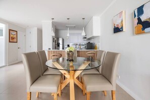 Apartment, 2 Schlafzimmer, barrierefrei, Terrasse | Esszimmer