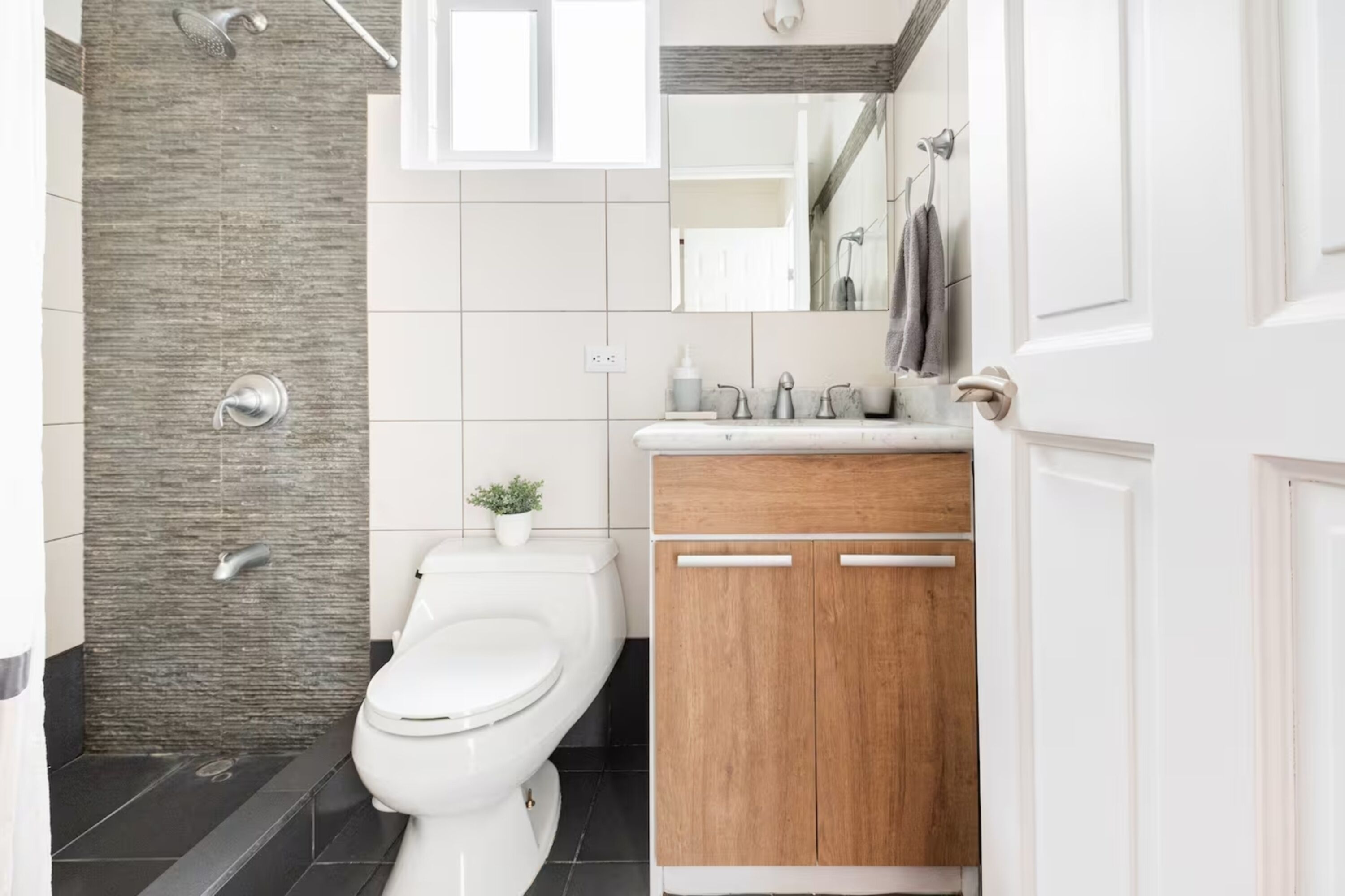Appart'hôtel, 2 chambres, accessible aux personnes à mobilité réduite, patio | Salle de bain