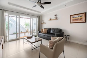 Condo, 2 Bedrooms, Accessible, Patio | Living area